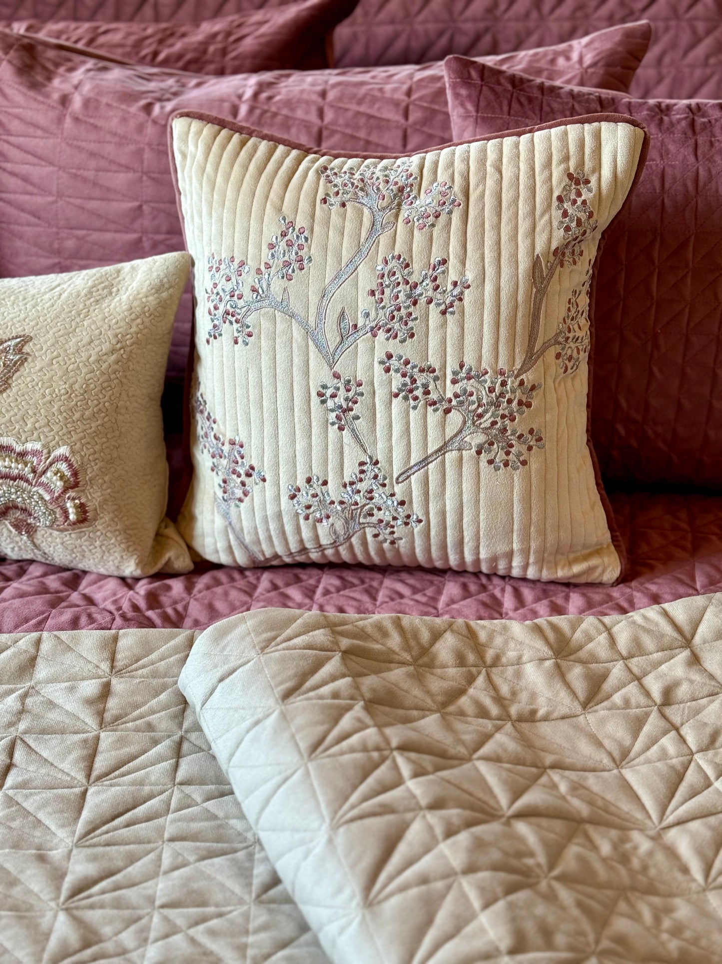 THE PINK CARNATION QUILT SET