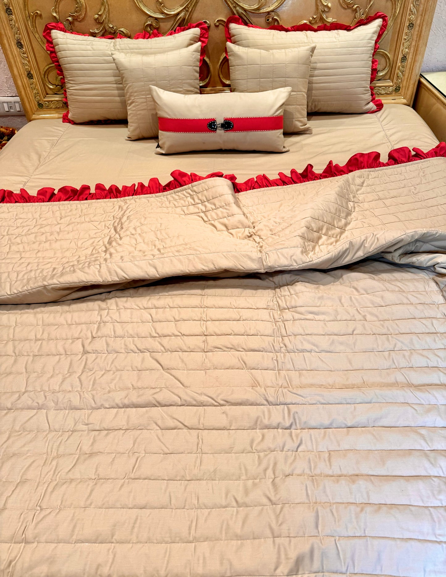 THE BEIGE FRILL QUILT SET