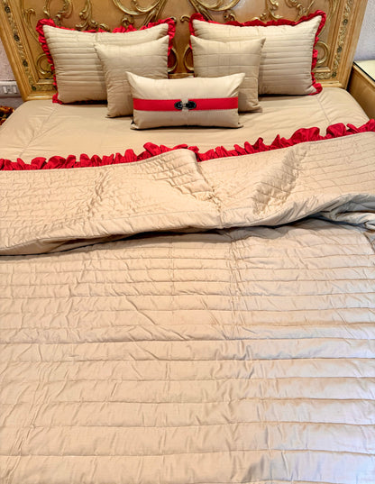 THE BEIGE FRILL QUILT SET