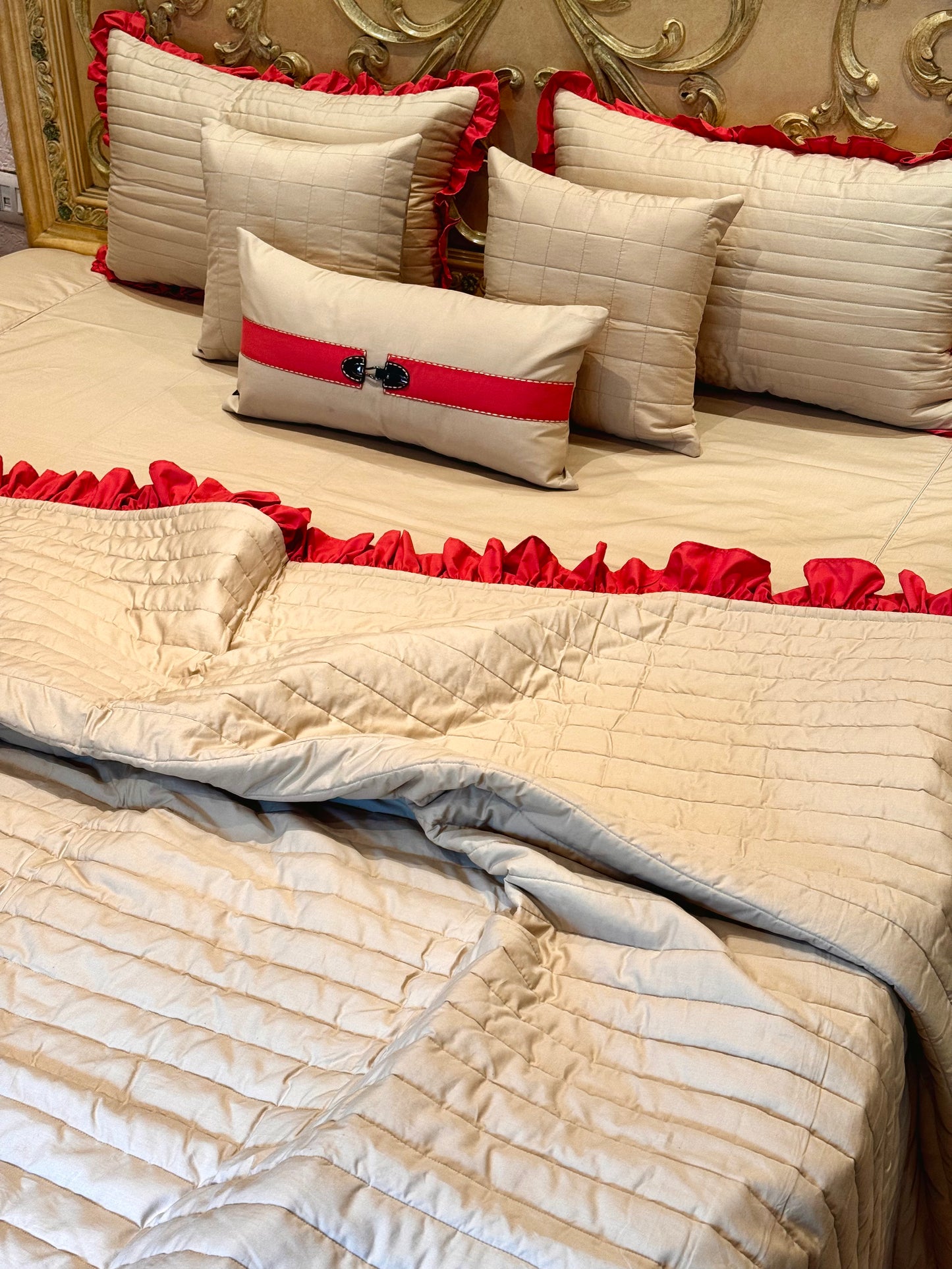 THE BEIGE FRILL QUILT SET