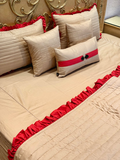 THE BEIGE FRILL QUILT SET