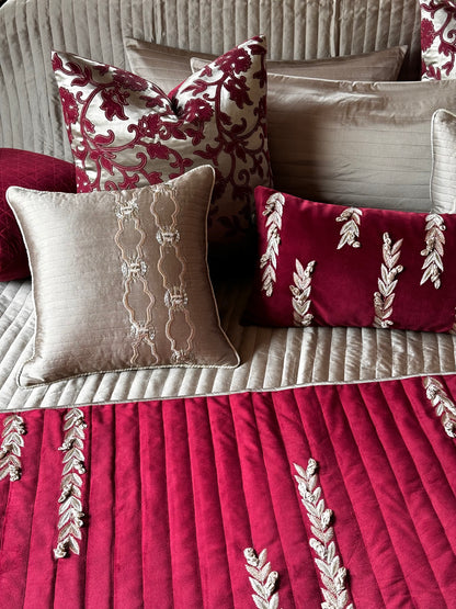 THE MAROON SPECTRA BEDDING SET