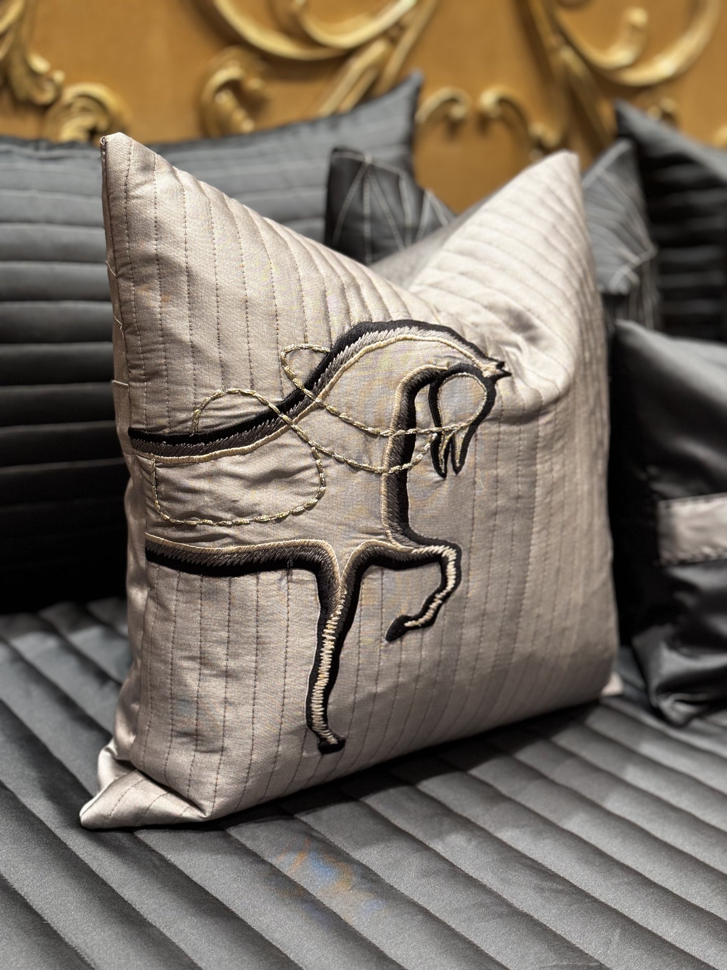 THE GREY HORSE BIT BEDDING SET