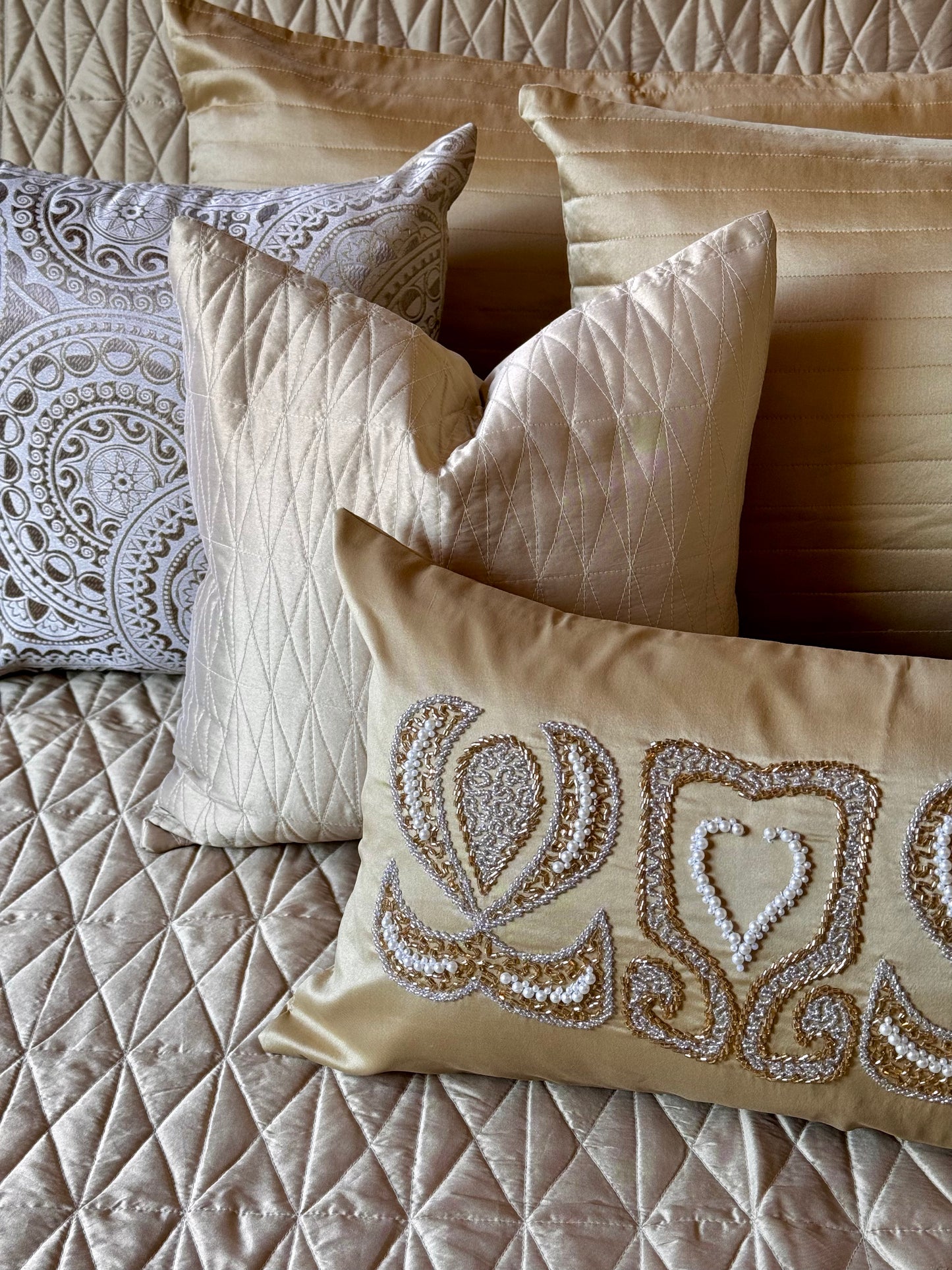 THE GOLD HYMN BEDDING SET