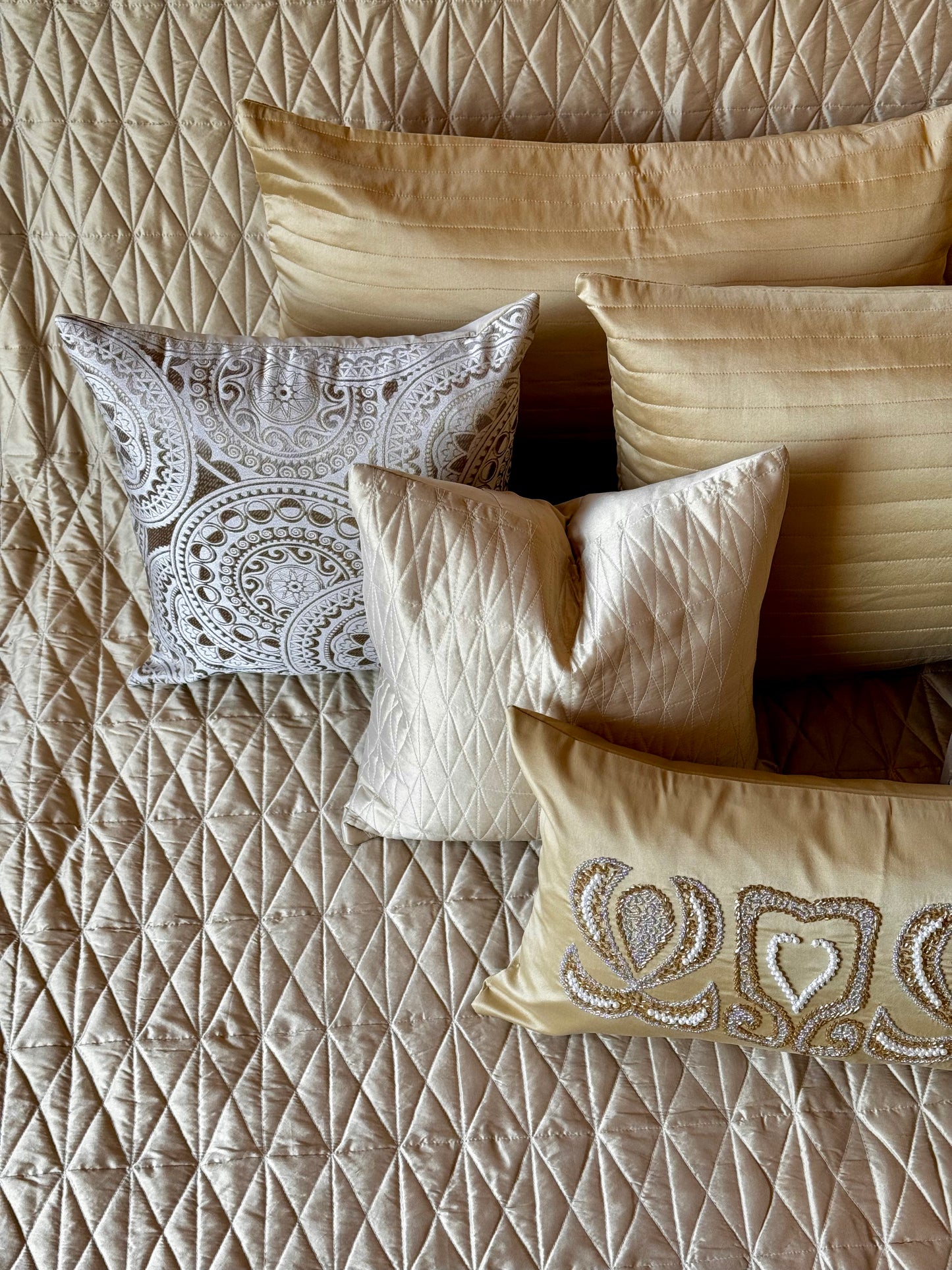 THE GOLD HYMN BEDDING SET