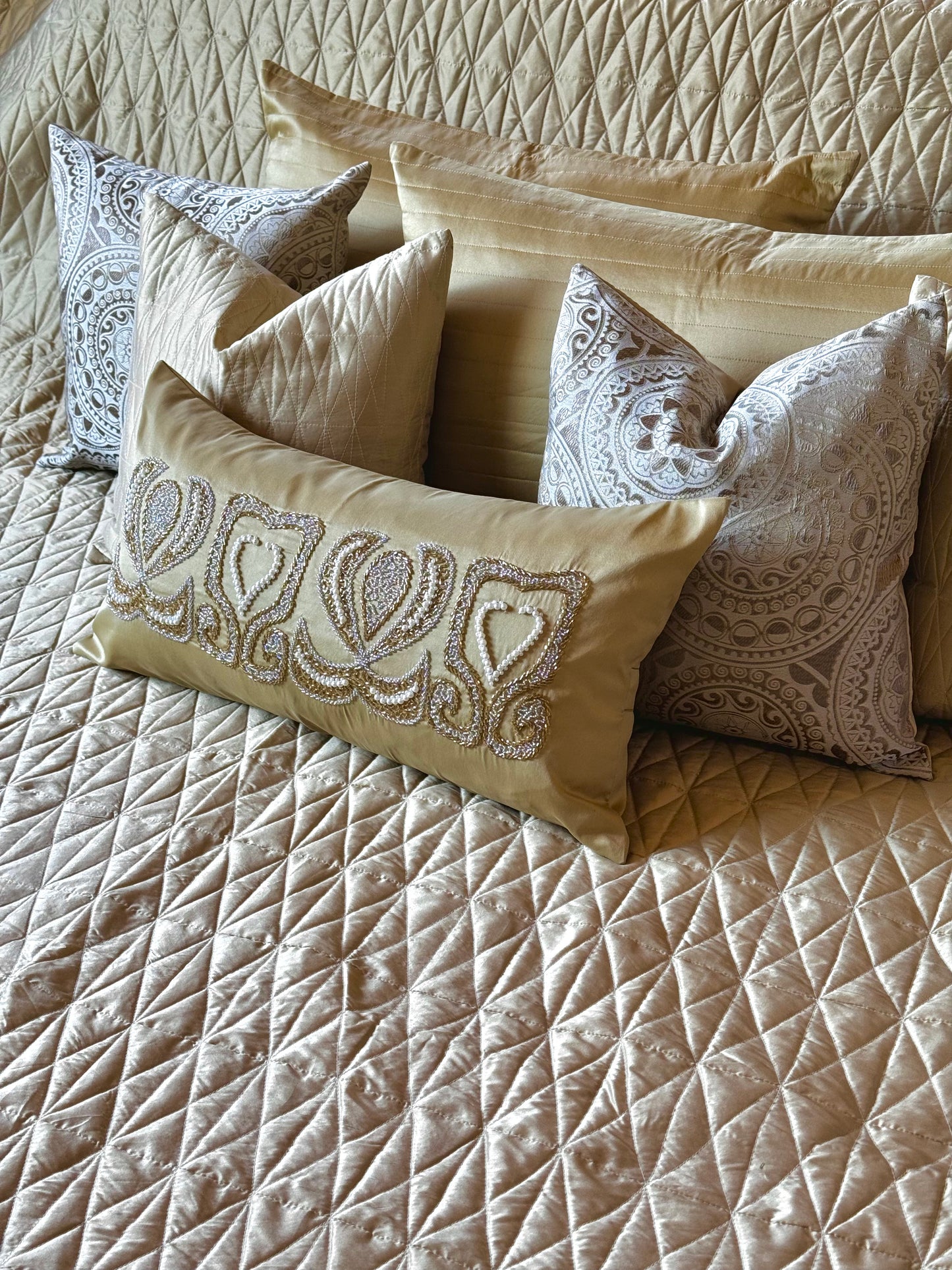 THE GOLD HYMN BEDDING SET