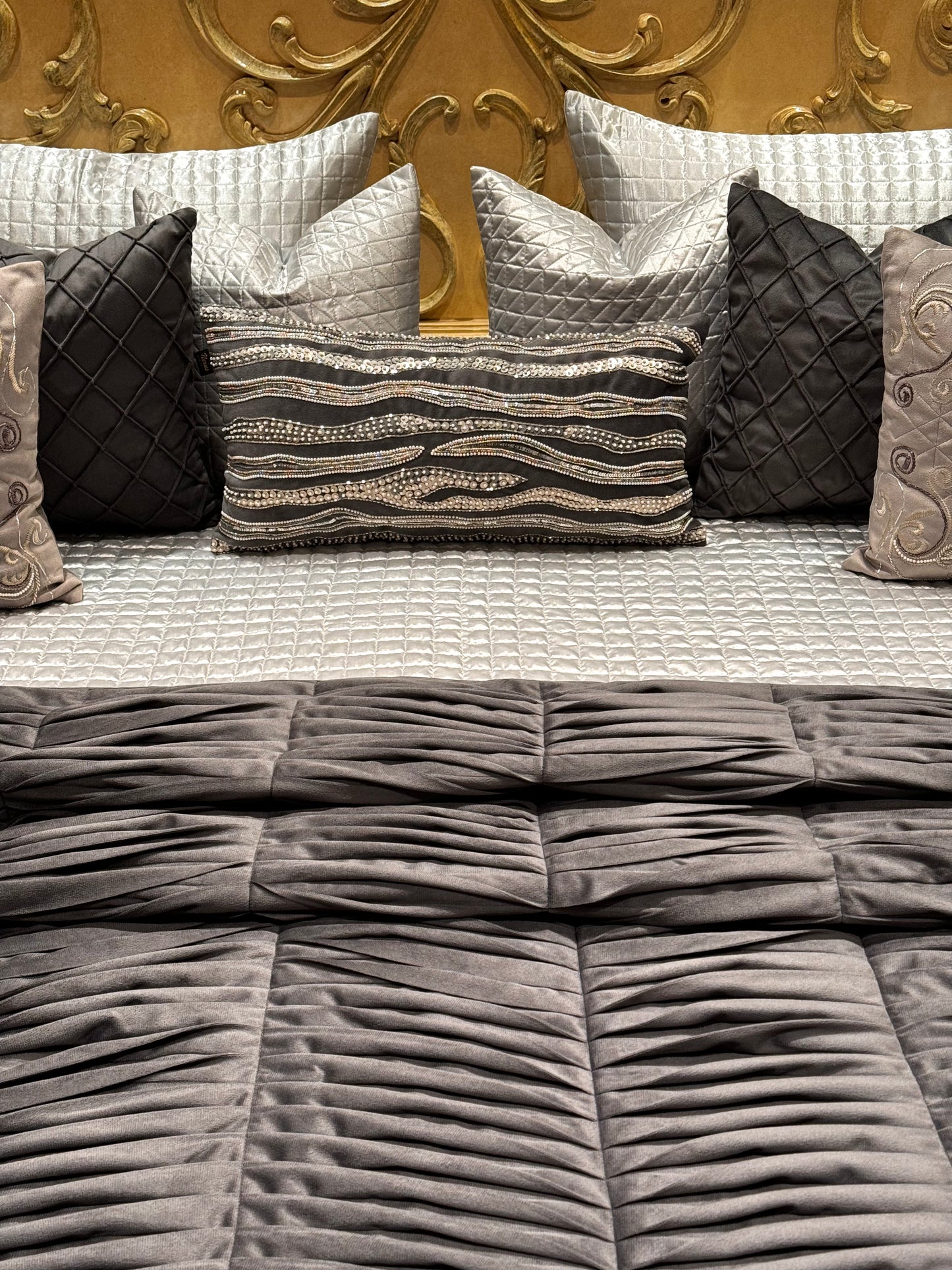 THE GREY PLEAT QUILT SET