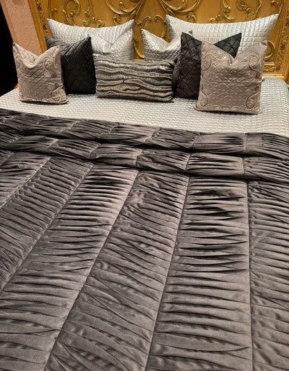 THE GREY PLEAT QUILT SET