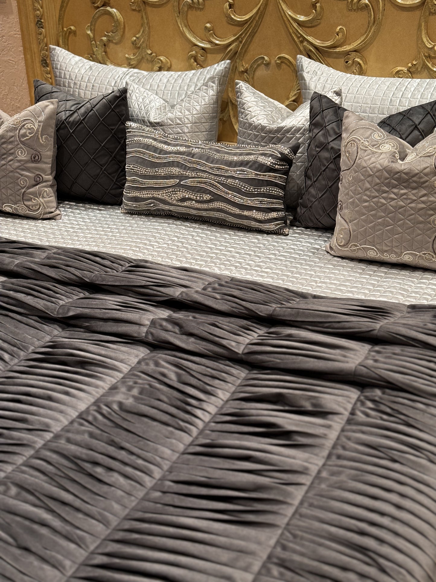 THE GREY PLEAT QUILT SET