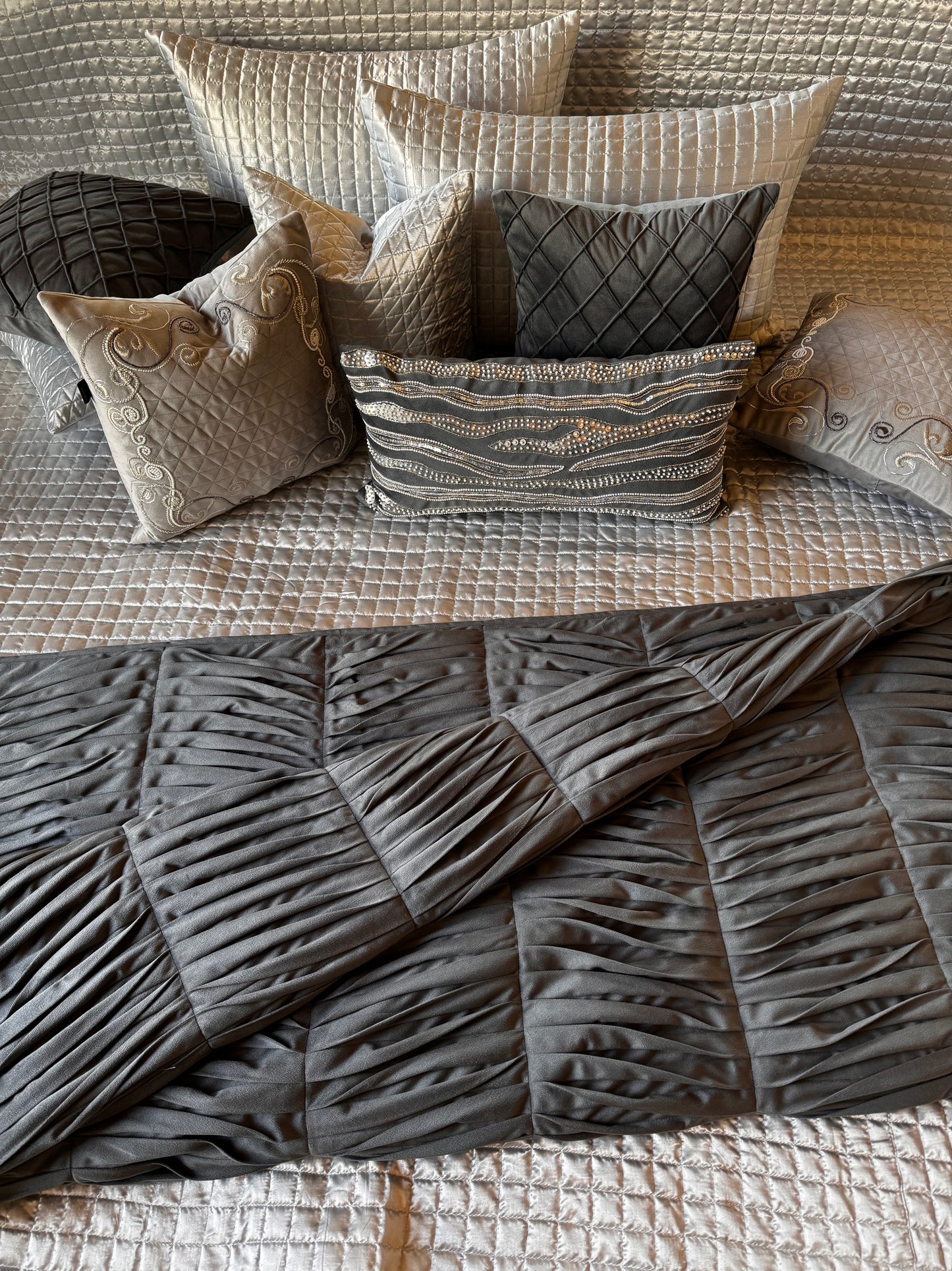 THE GREY PLEAT QUILT SET