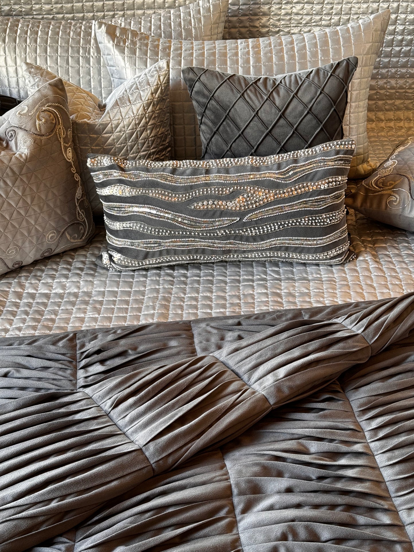 THE GREY PLEAT QUILT SET