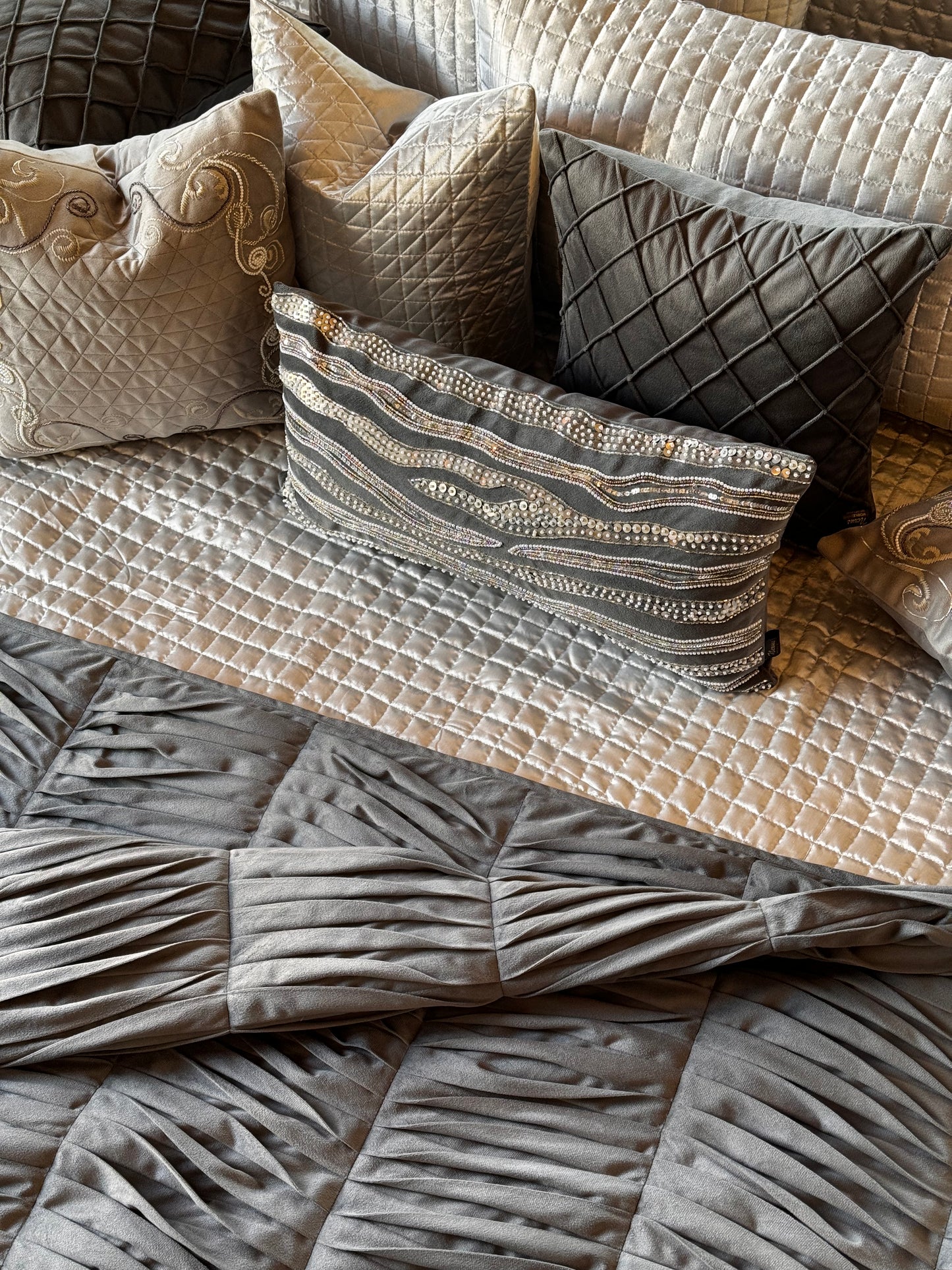 THE GREY PLEAT QUILT SET