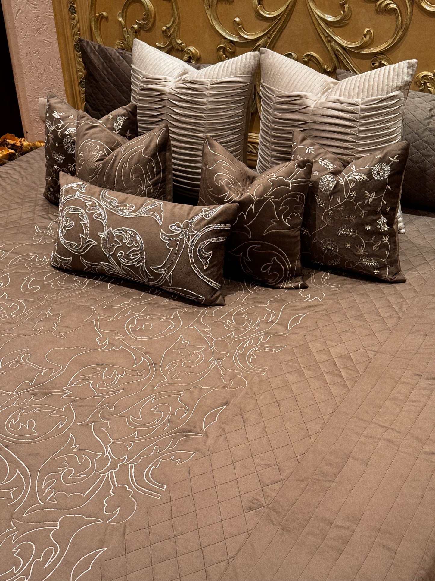 THE WALNUT BROWN CARVING BEDDING SET