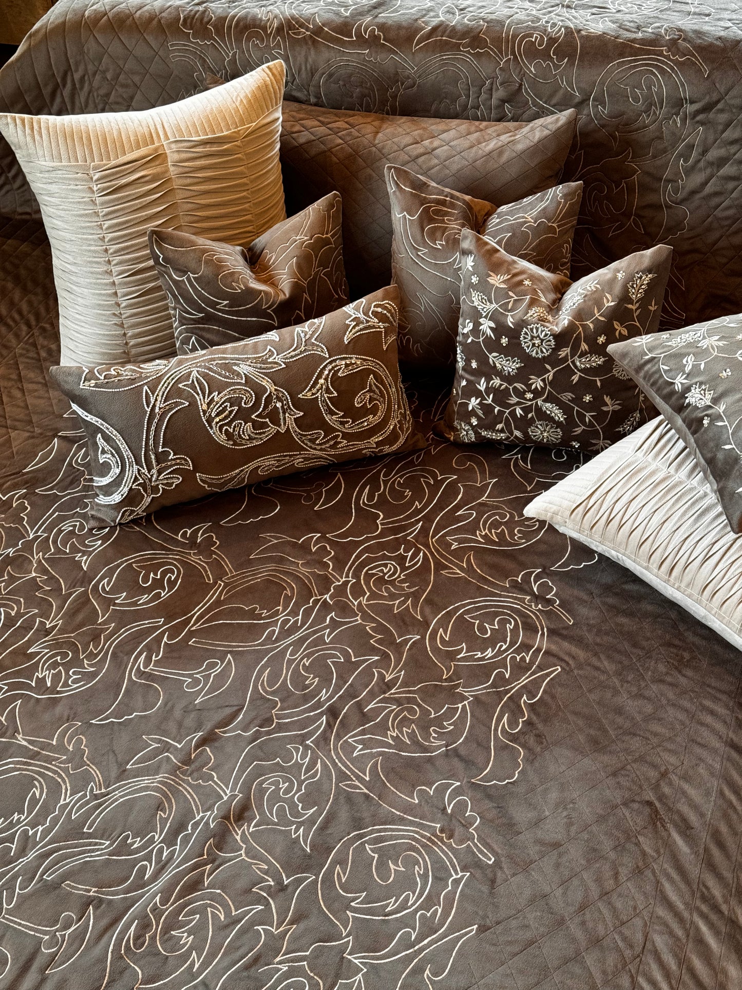 THE WALNUT BROWN CARVING BEDDING SET