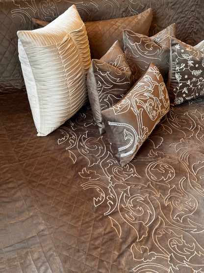 THE WALNUT BROWN CARVING BEDDING SET