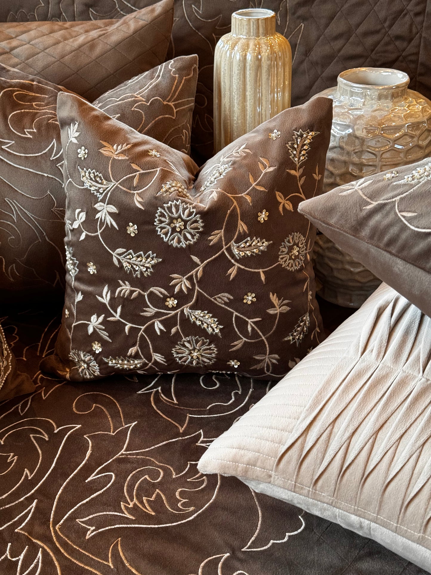 THE WALNUT BROWN CARVING BEDDING SET