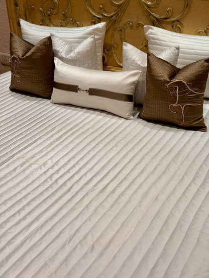 THE OFF-WHITE HORSE BIT BEDDING SET