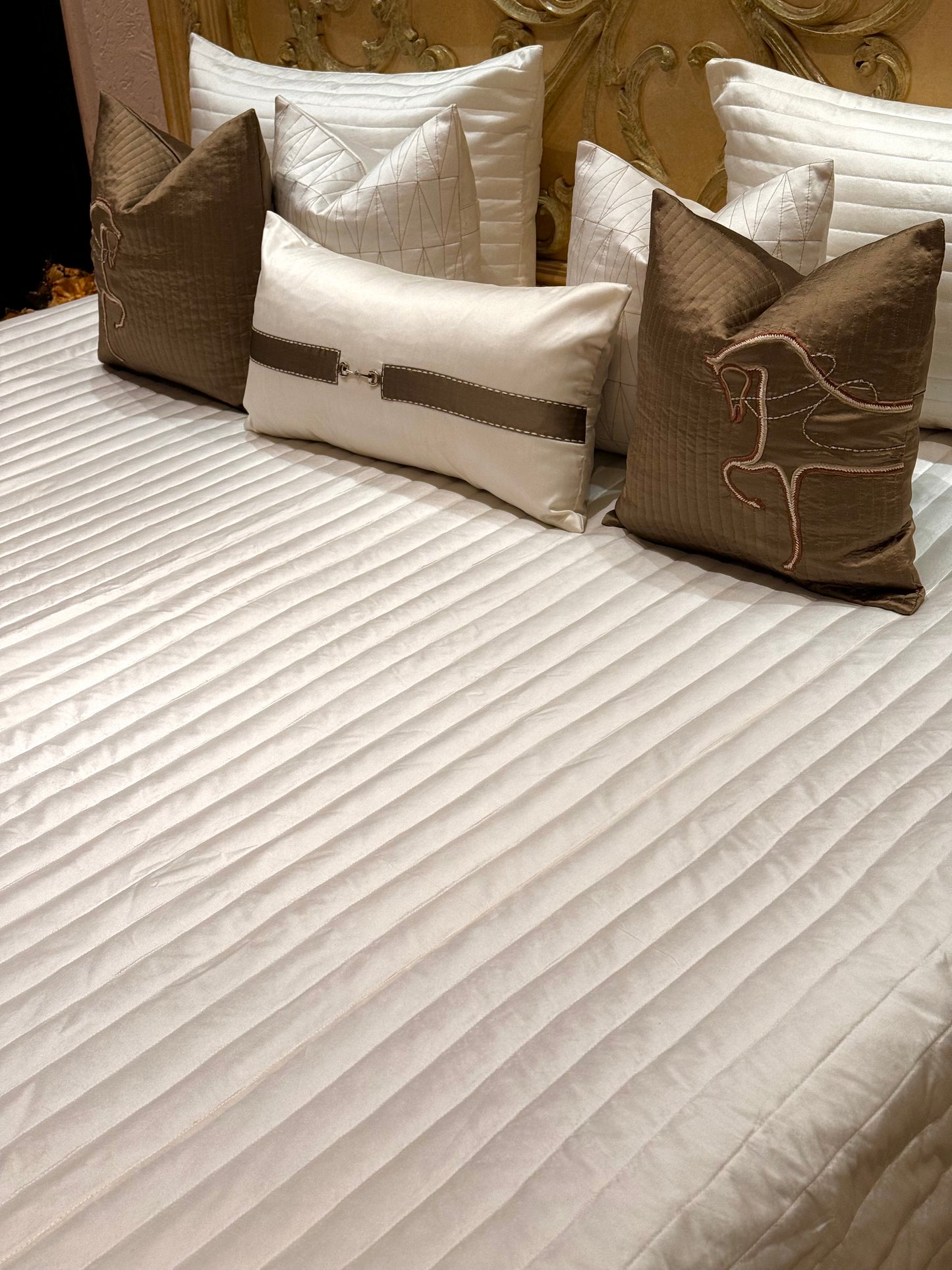 THE OFF-WHITE HORSE BIT BEDDING SET