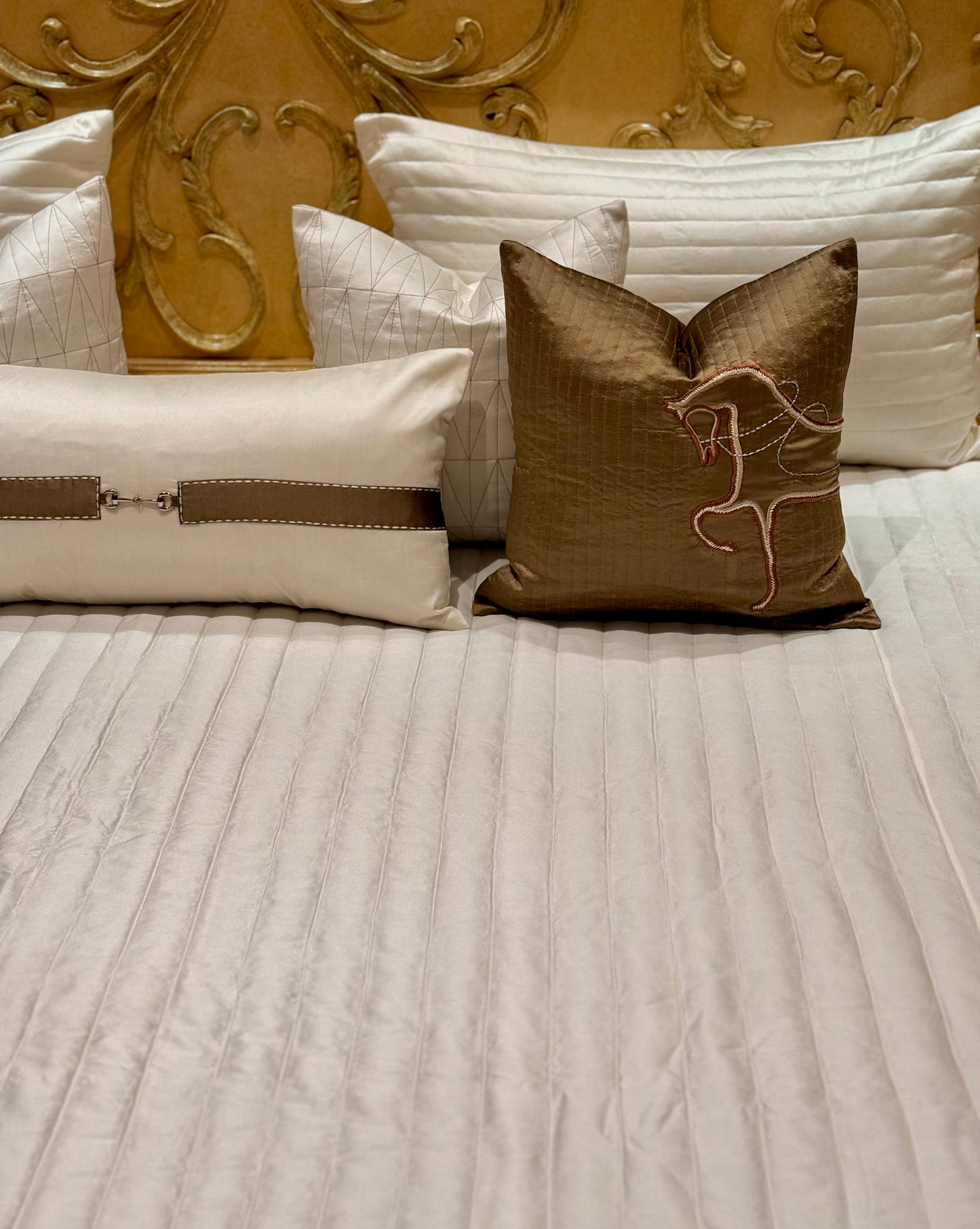 THE OFF-WHITE HORSE BIT BEDDING SET