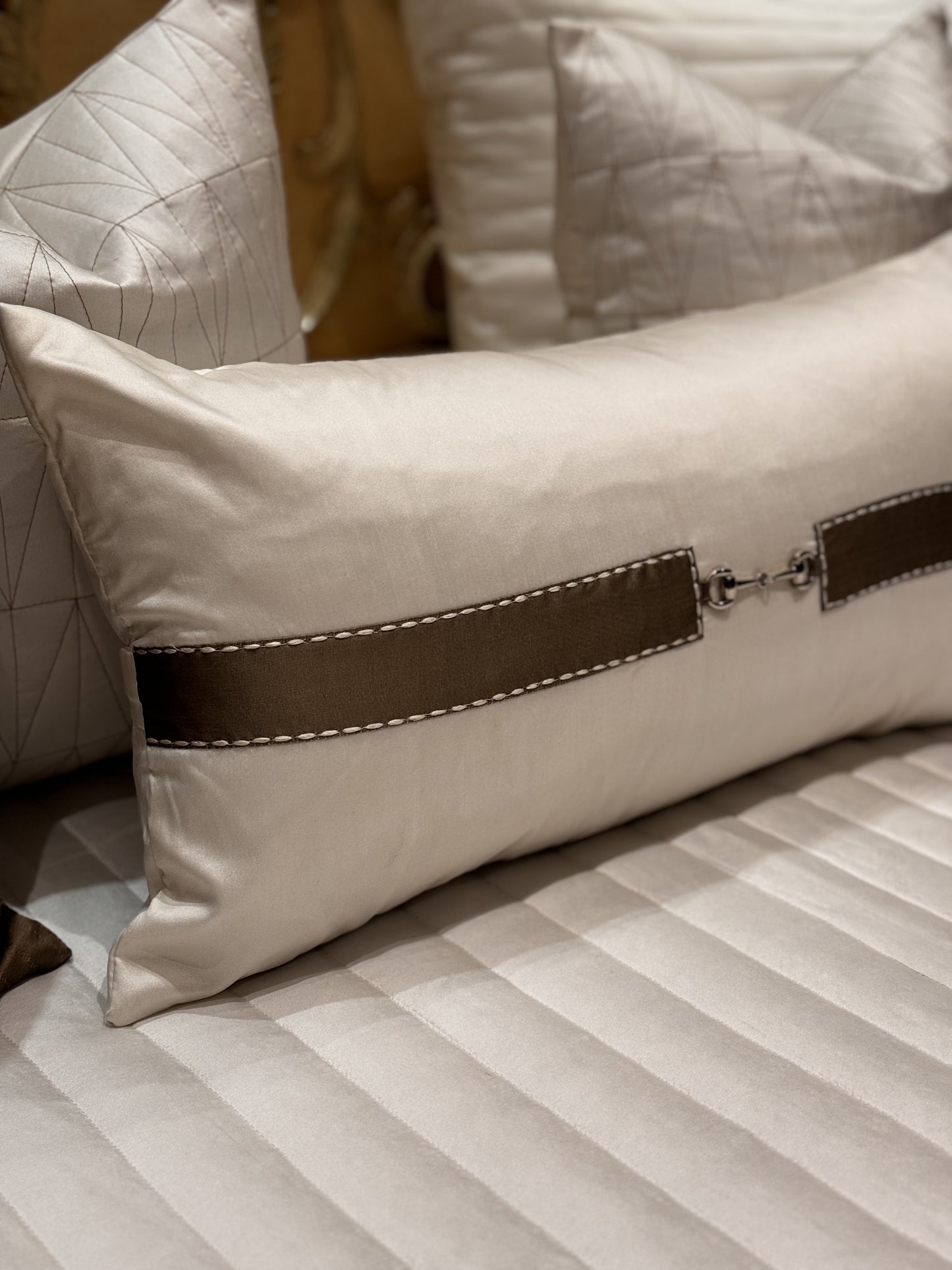 THE OFF-WHITE HORSE BIT BEDDING SET