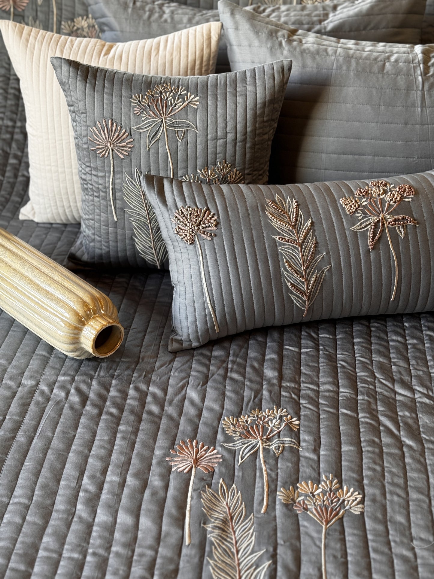 THE GREY SHRUB BEDDING SET