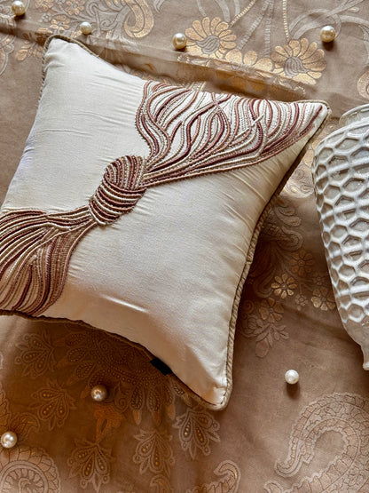 THE KNOT ACCENT CUSHION