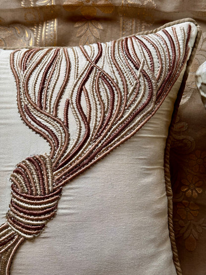 THE KNOT ACCENT CUSHION