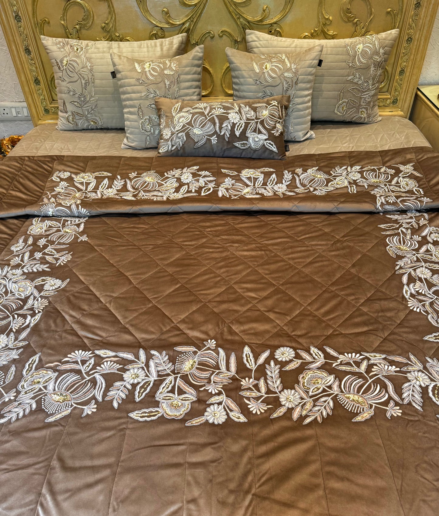 THE BROWN ORCHID QUILT SET