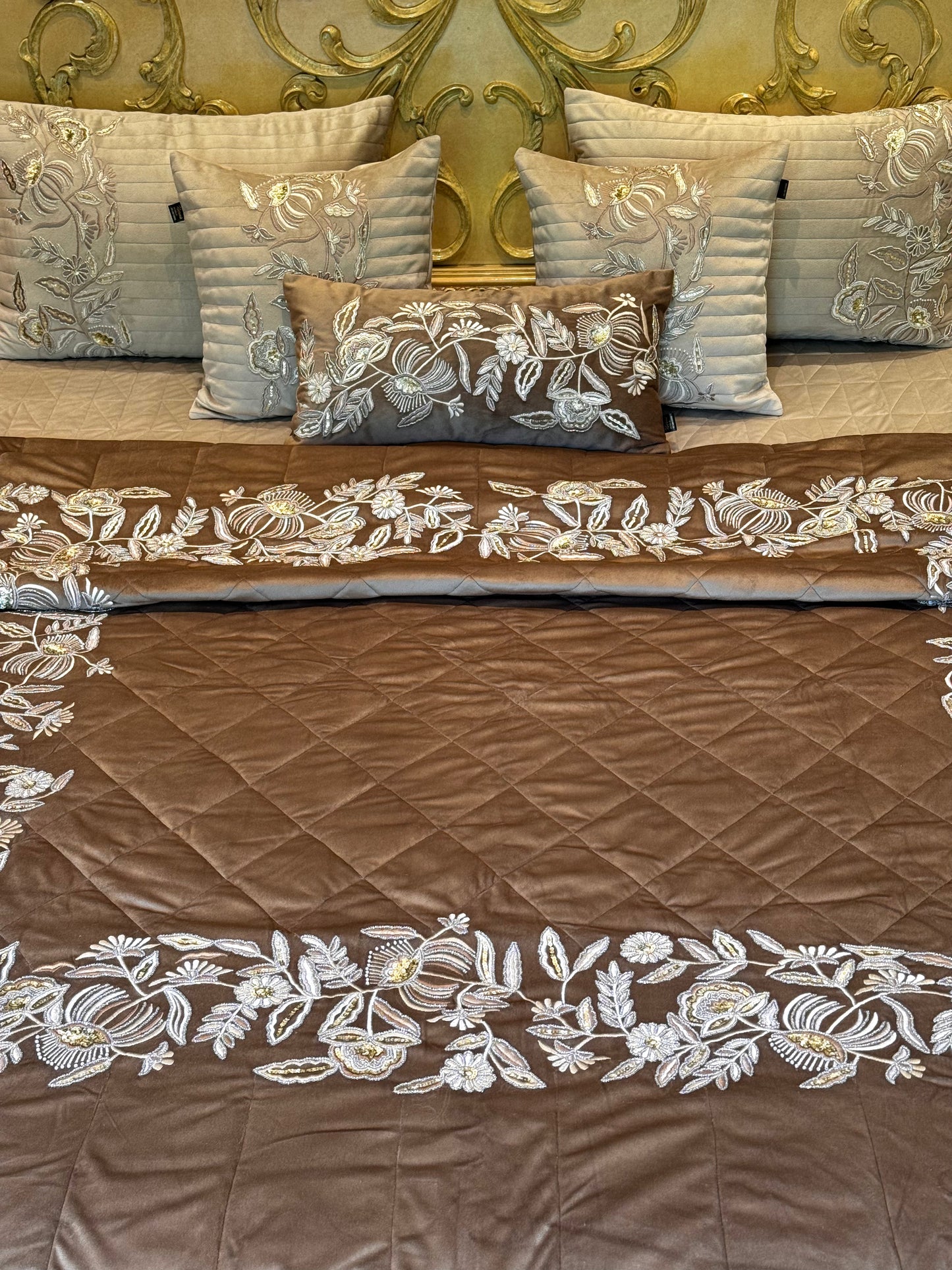 THE BROWN ORCHID QUILT SET