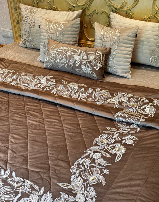 THE BROWN ORCHID QUILT SET