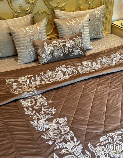 THE BROWN ORCHID QUILT SET