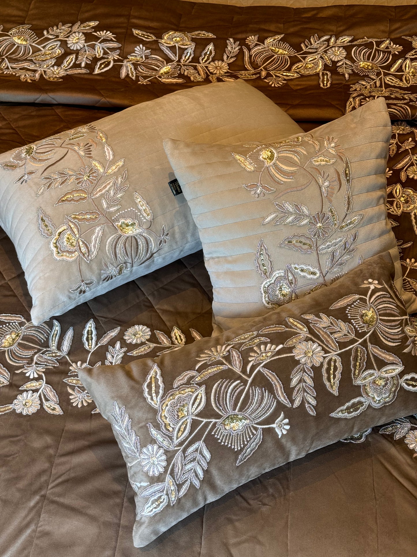 THE BROWN ORCHID QUILT SET