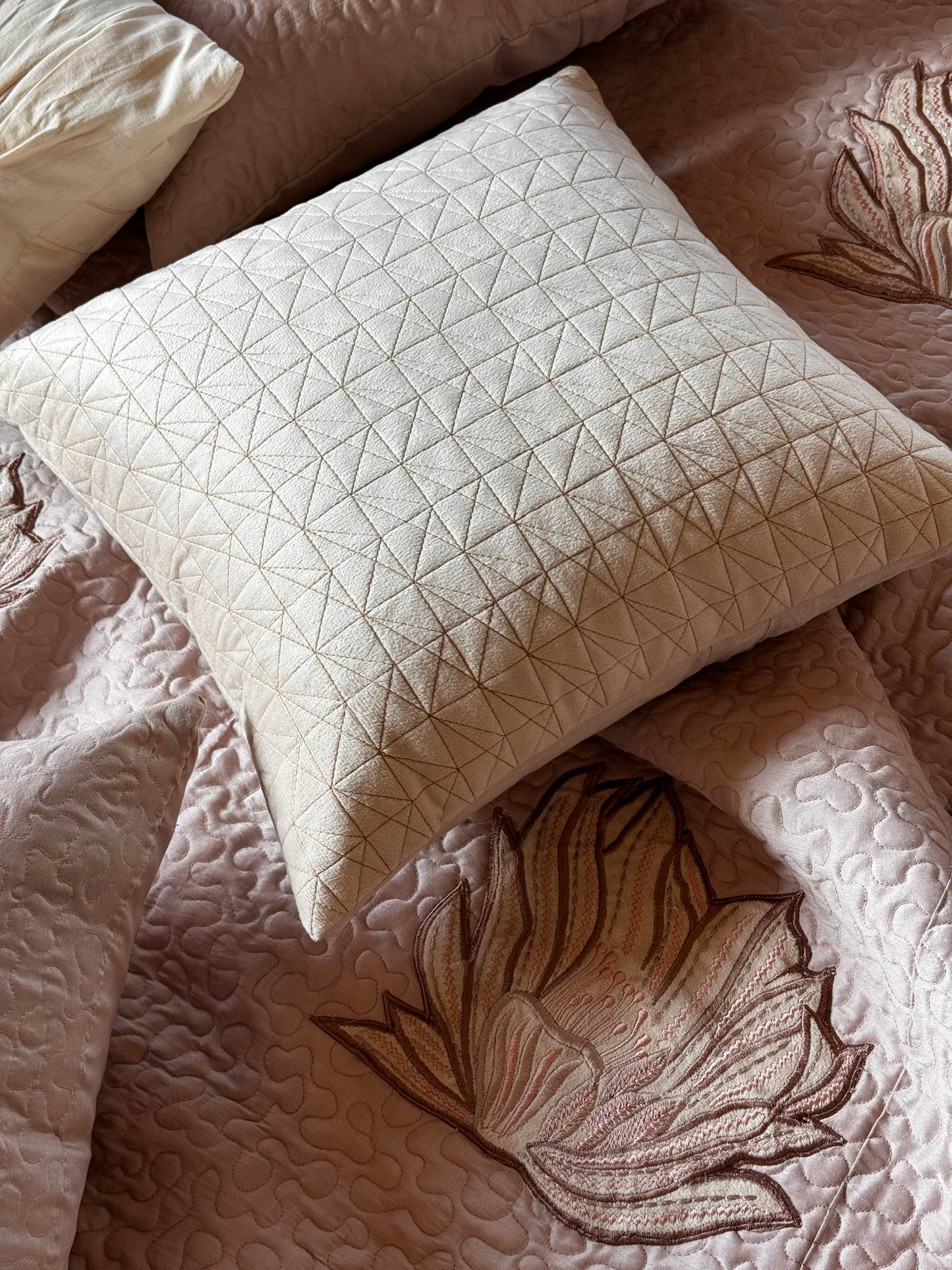 THE ALIA BEDDING SET