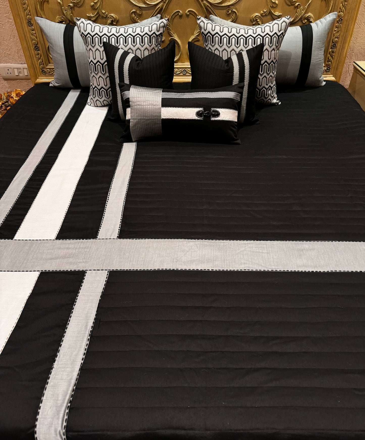 THE BLACK BUCKLE BEDDING SET