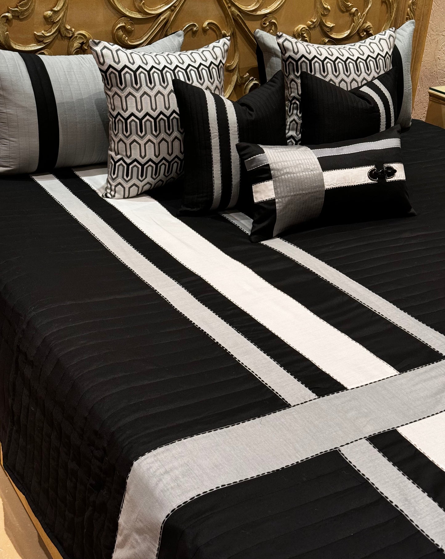 THE BLACK BUCKLE BEDDING SET