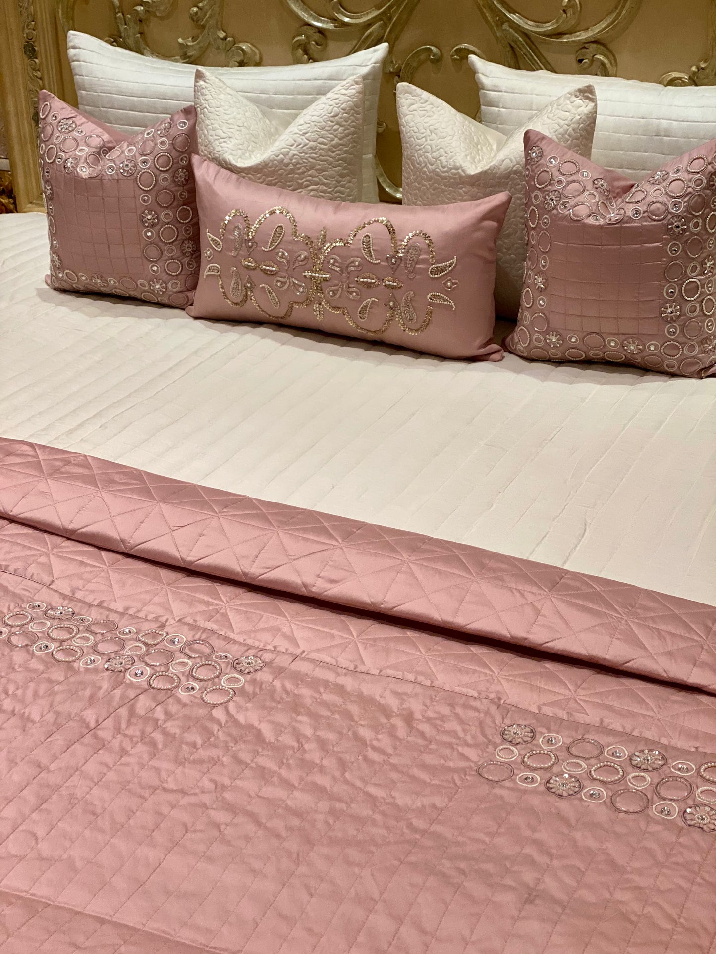 THE PINK GARNET BEDDING SET