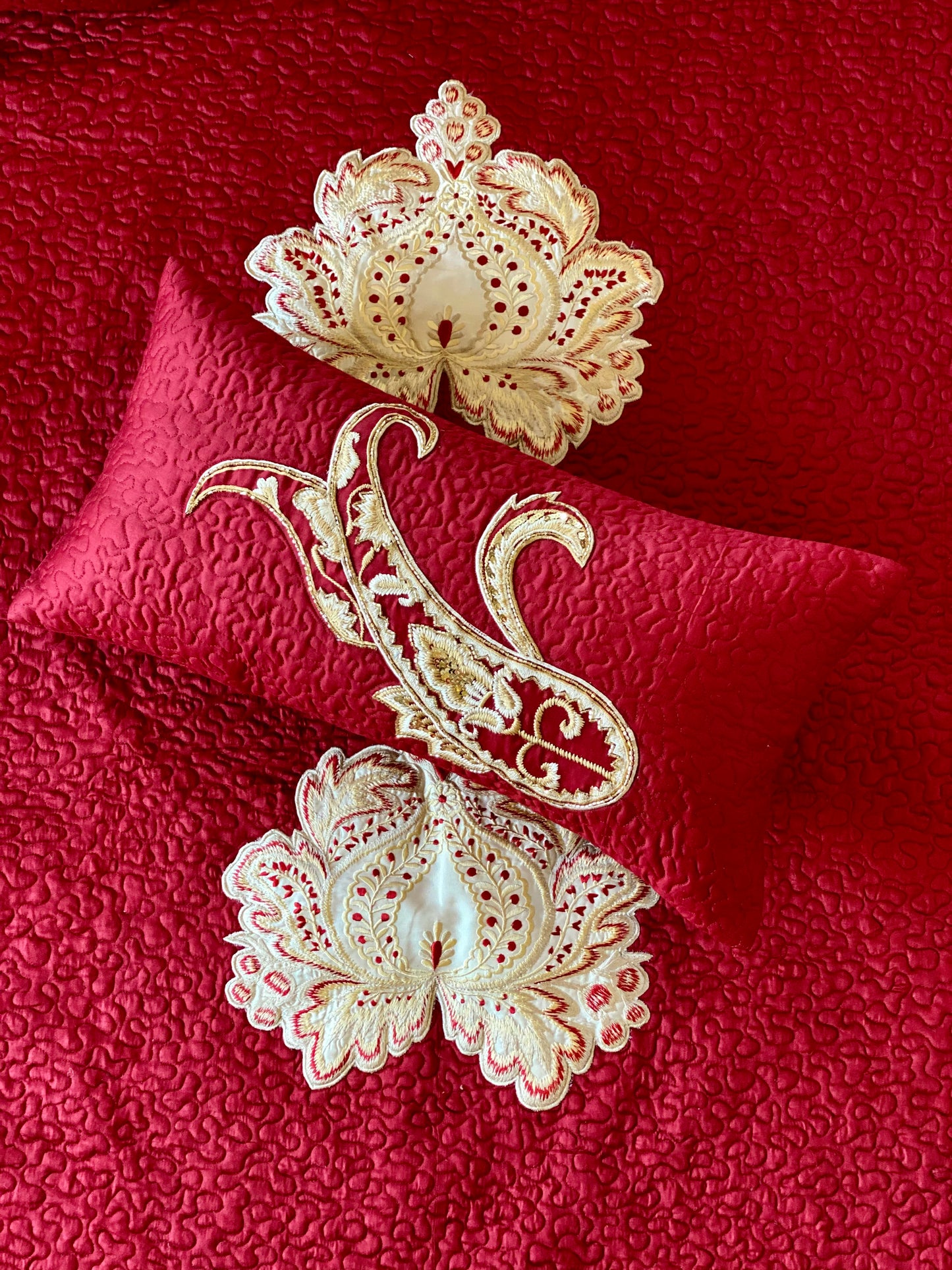 THE MAROON PAISLEY BEDDING SET