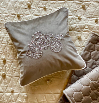 THE CARRIAGE ACCENT CUSHION COVER