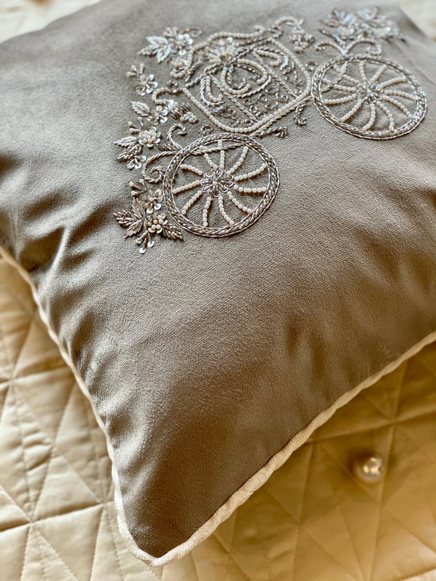 THE CARRIAGE ACCENT CUSHION COVER