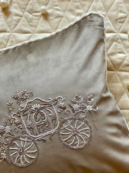 THE CARRIAGE ACCENT CUSHION COVER