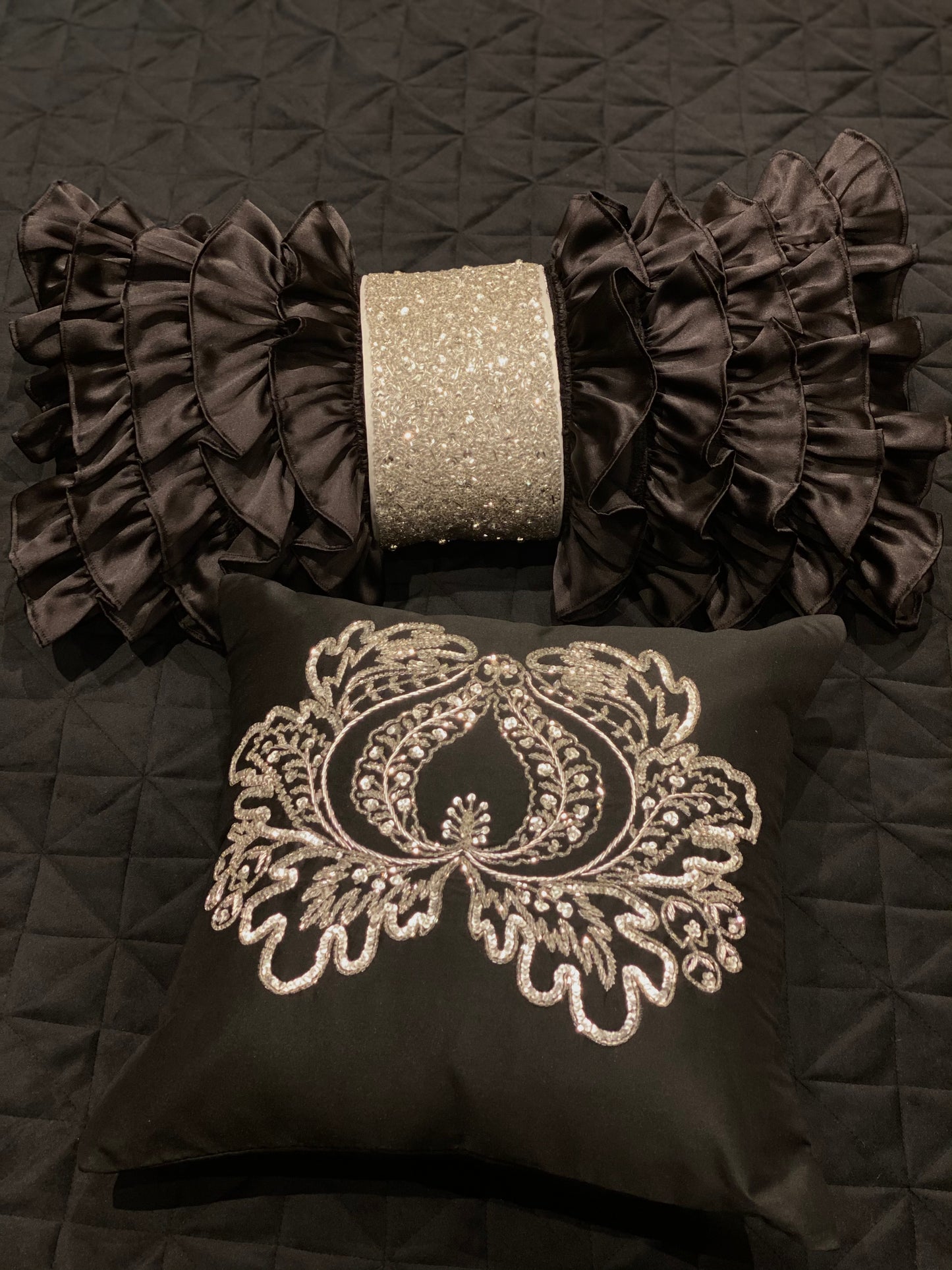 THE BLACK SWAN BEDDING SET