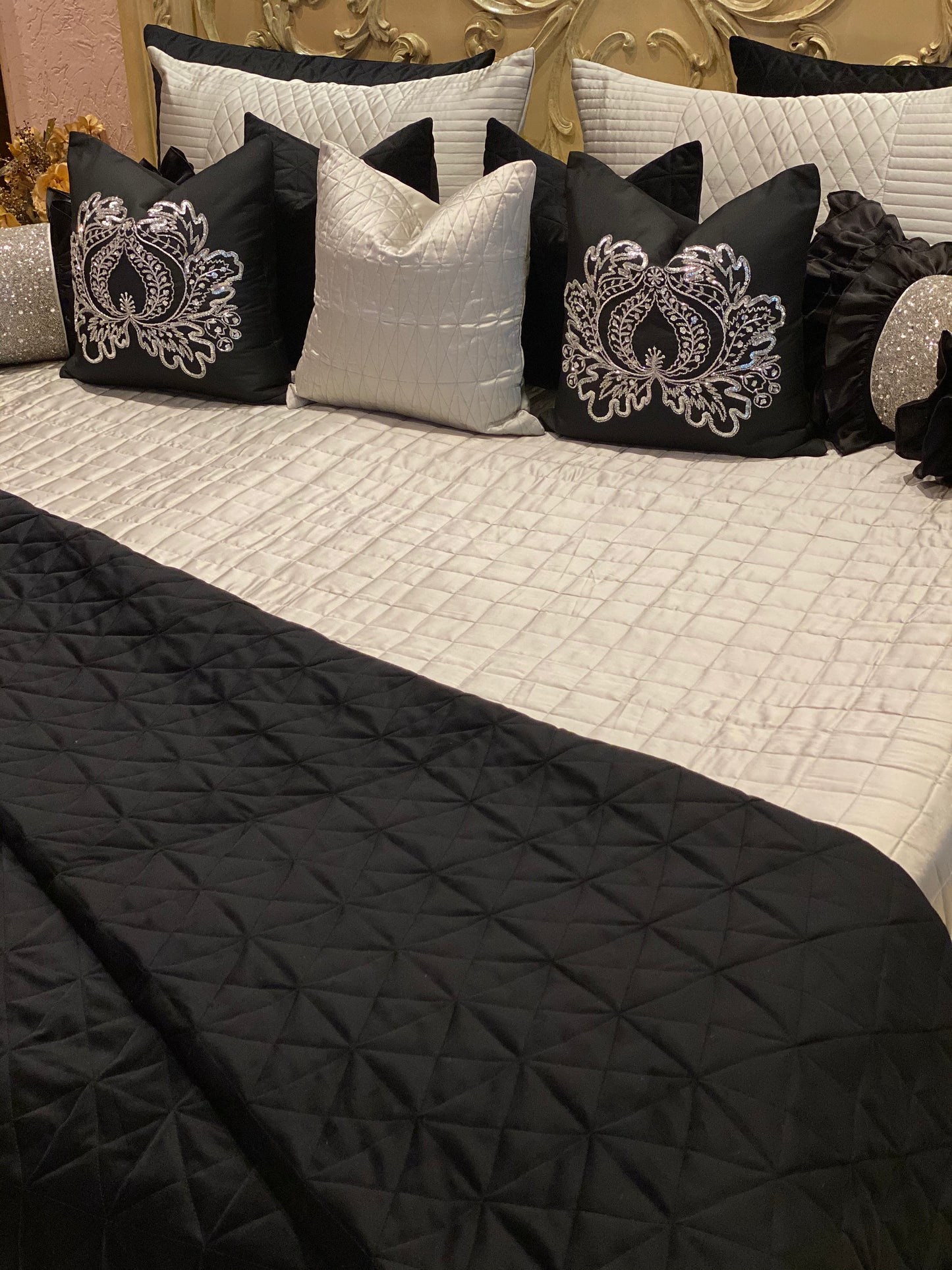 THE BLACK SWAN BEDDING SET