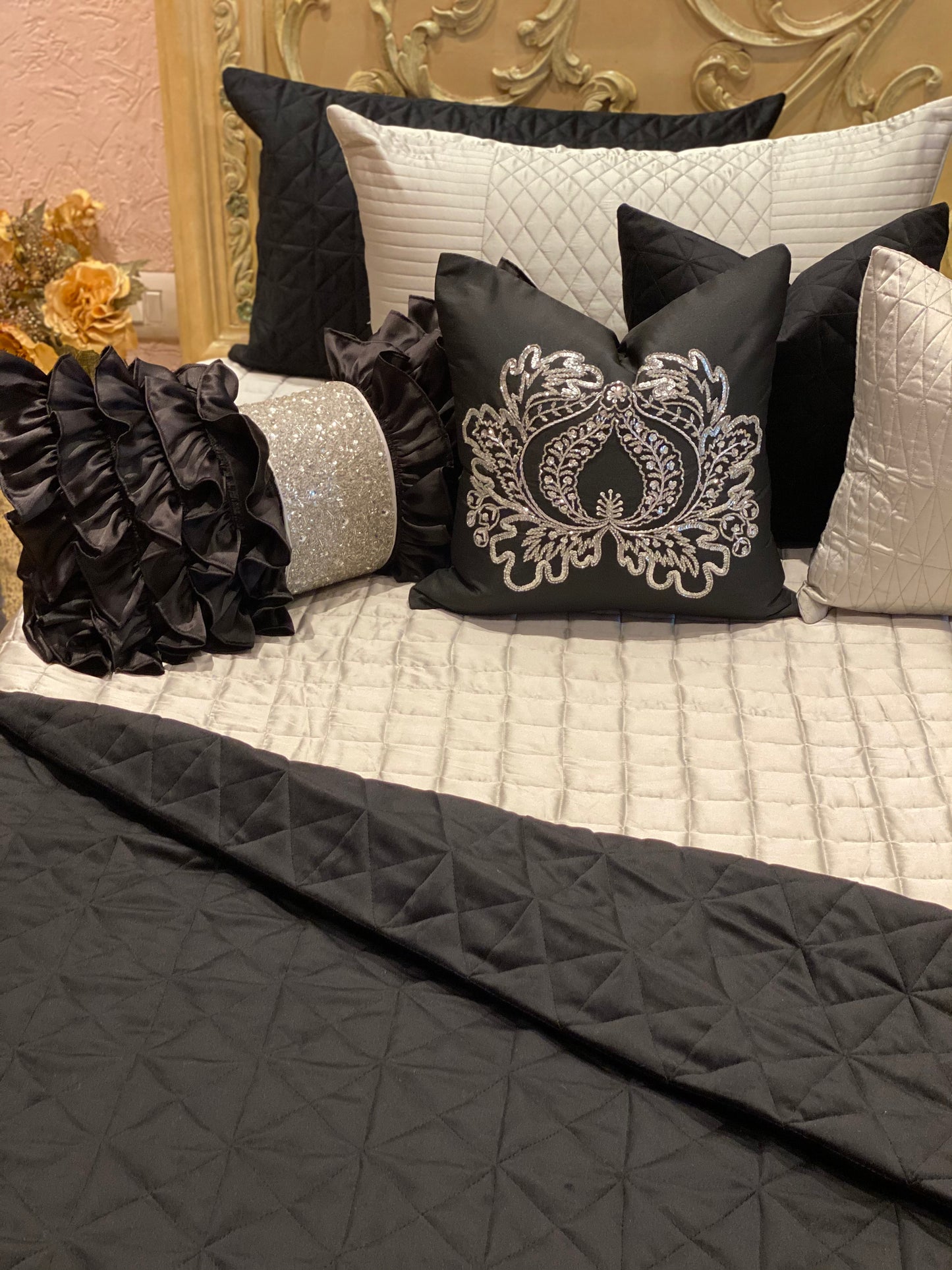 THE BLACK SWAN BEDDING SET