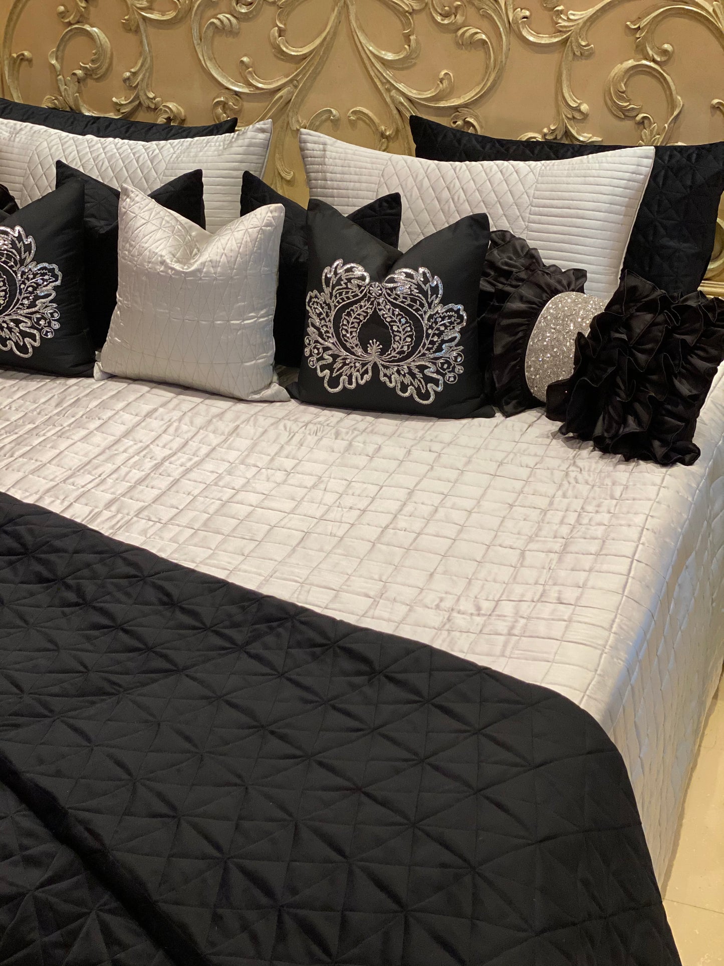 THE BLACK SWAN BEDDING SET