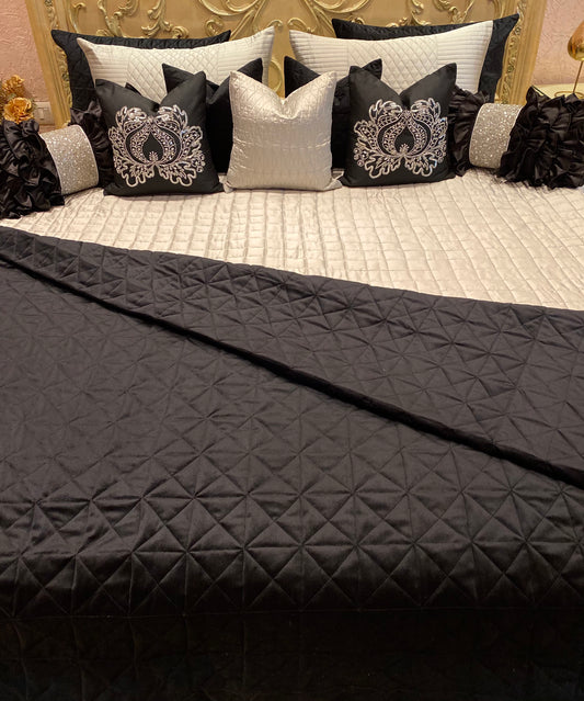 THE BLACK SWAN BEDDING SET