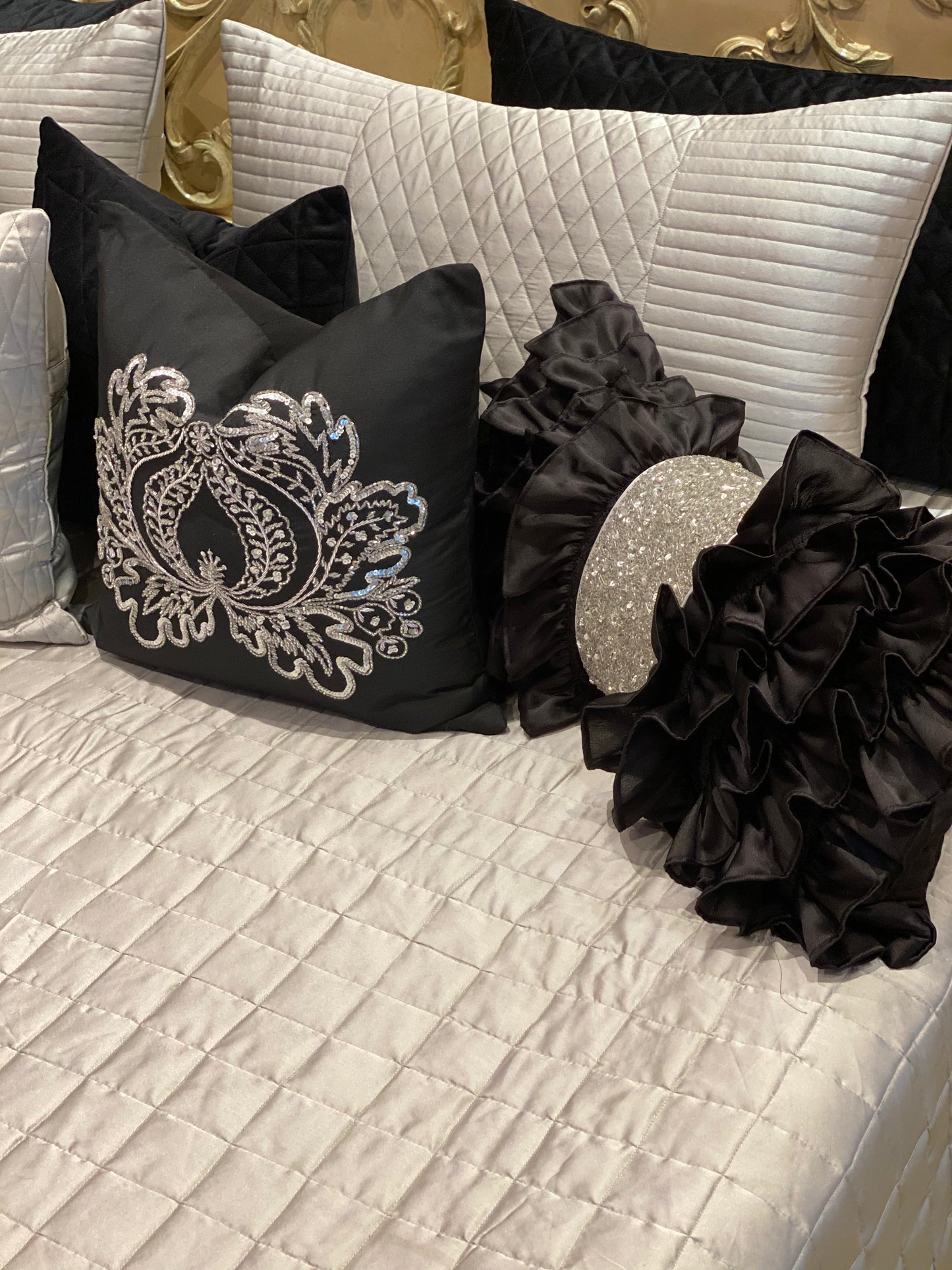 THE BLACK SWAN BEDDING SET