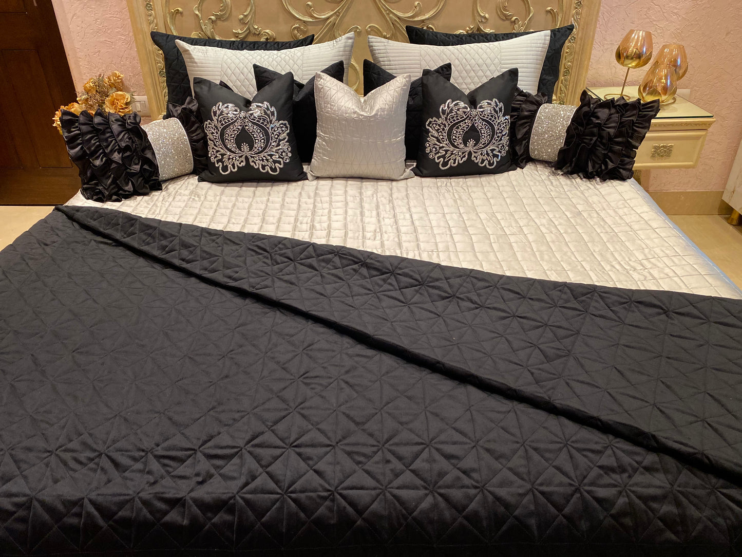 THE BLACK SWAN BEDDING SET