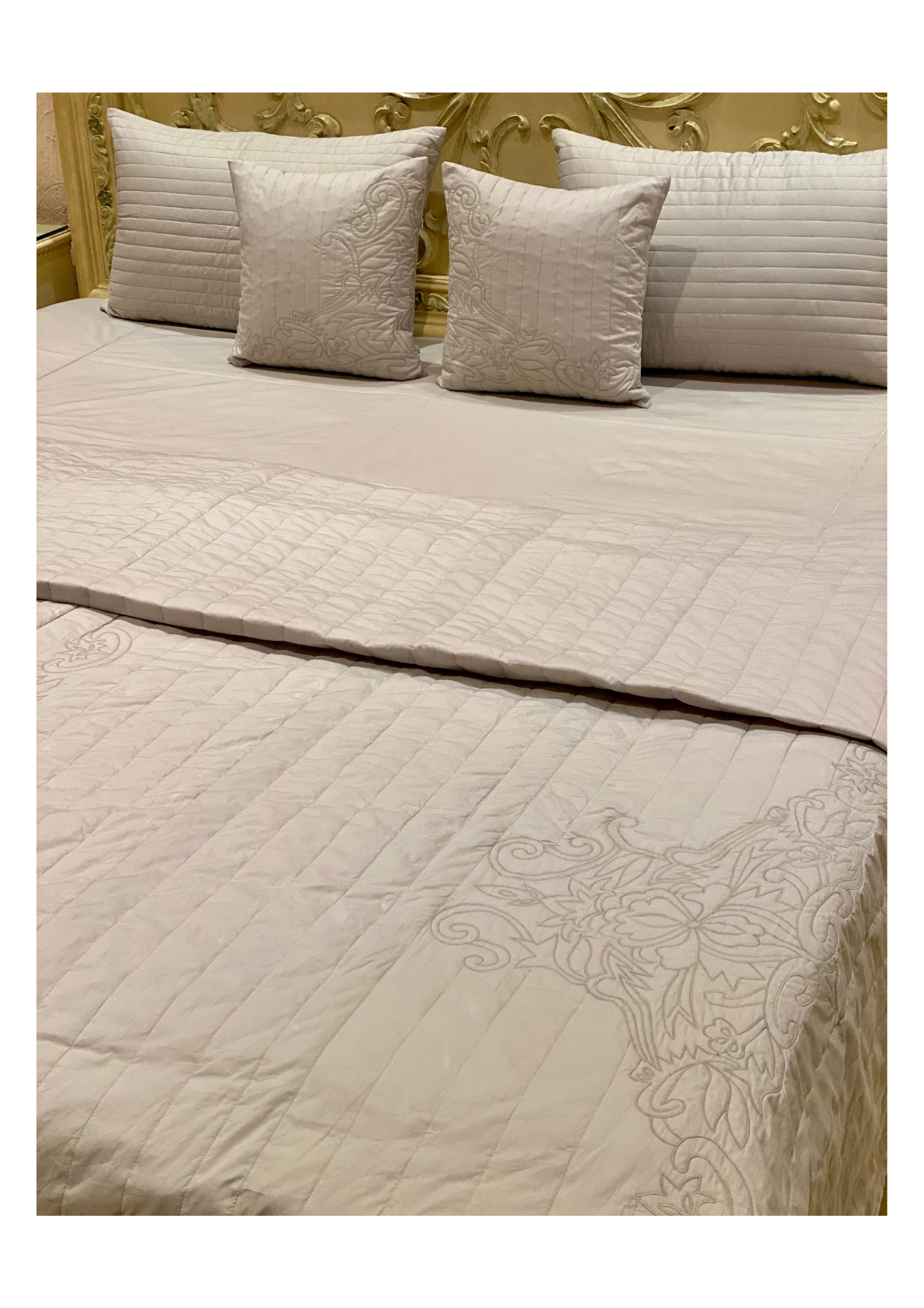 THE LIGHT GREY LEHER QUILT AND FLAT SHEET SET