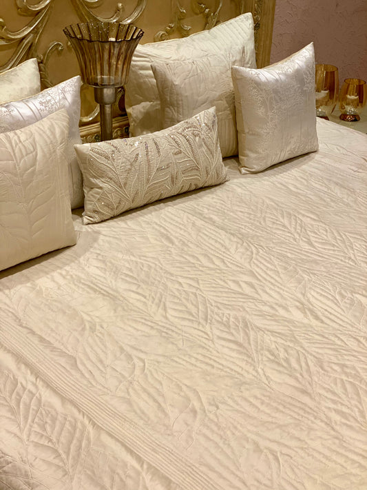 The Pearl Patta Quilted Bedding Set