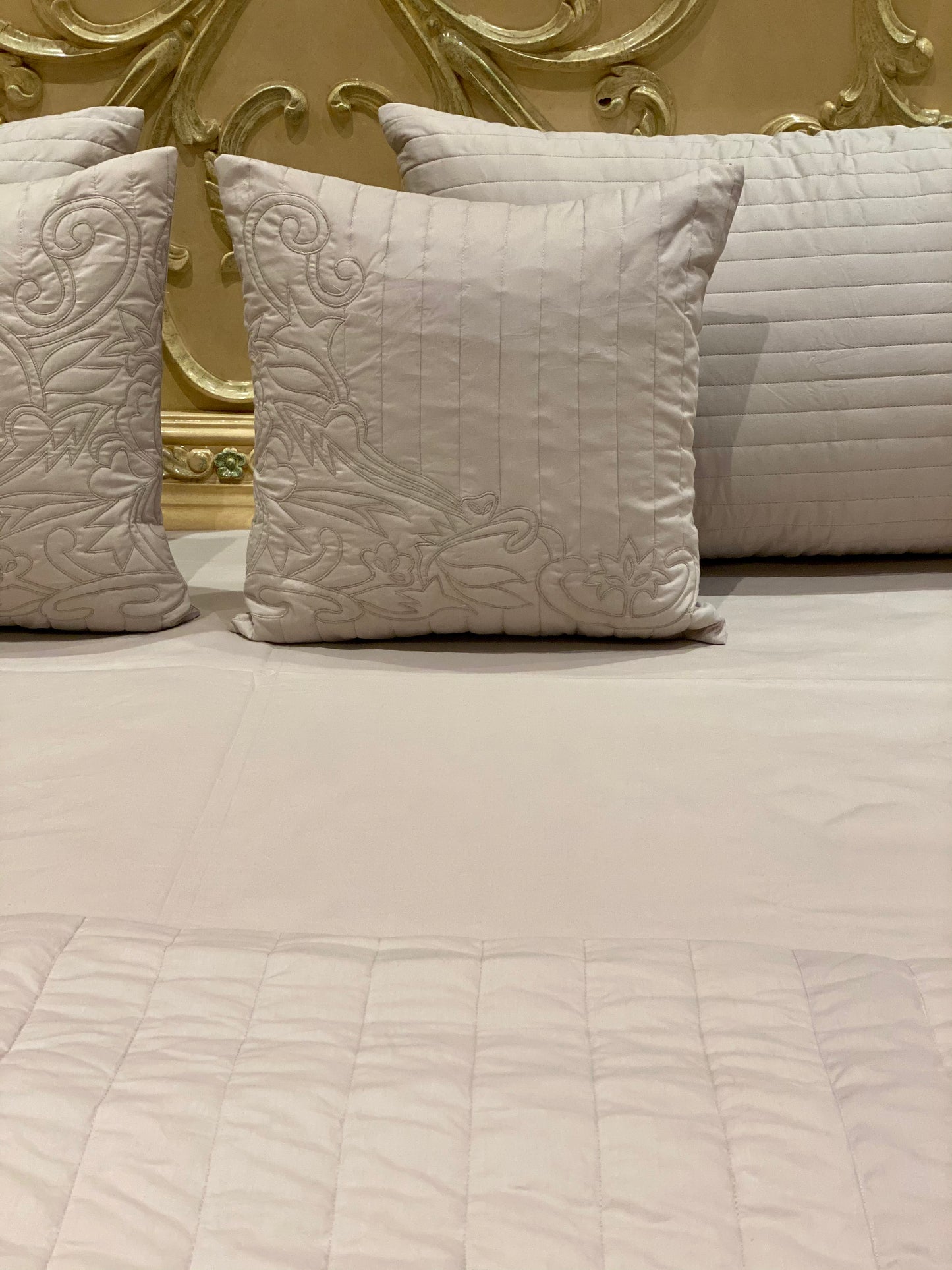 THE LIGHT GREY LEHER QUILT AND FLAT SHEET SET